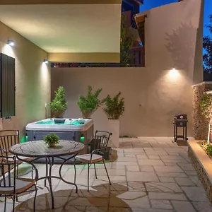 Teona Luxury With Jacuzzi And Garden View Apartman